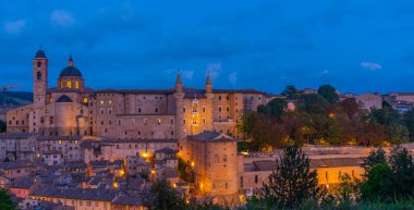 Urbino, İtalya 'nın günbatımı manzarası.