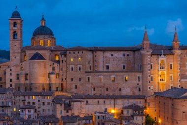 Urbino, İtalya 'nın günbatımı manzarası.