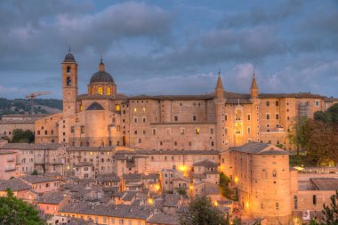 Urbino, İtalya 'nın günbatımı manzarası.