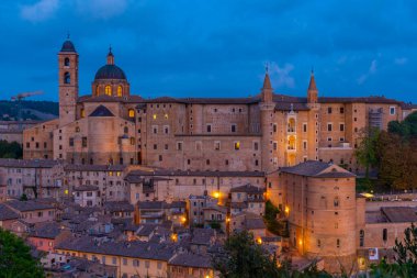 Urbino, İtalya 'nın günbatımı manzarası.