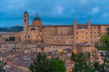 Urbino, İtalya 'nın günbatımı manzarası.