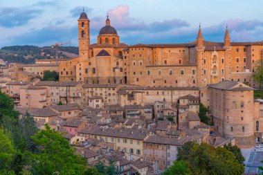 Urbino, İtalya 'nın günbatımı manzarası.