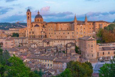 Urbino, İtalya 'nın günbatımı manzarası.