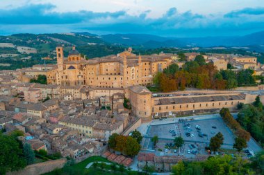 Urbino, İtalya 'nın günbatımı manzarası.