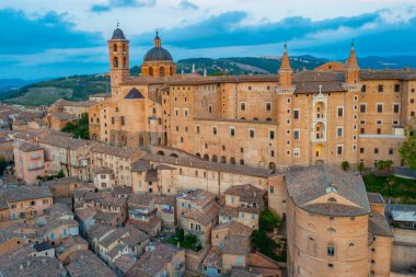 Urbino, İtalya 'nın günbatımı manzarası.
