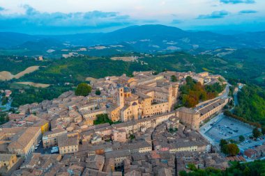 İtalyan şehri Urbino 'da gün batımı manzarası.