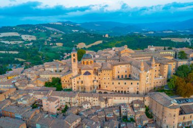Urbino, İtalya 'nın günbatımı manzarası.