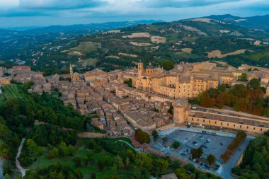 İtalyan şehri Urbino 'da gün batımı manzarası.