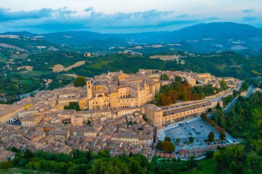 İtalyan şehri Urbino 'da gün batımı manzarası.