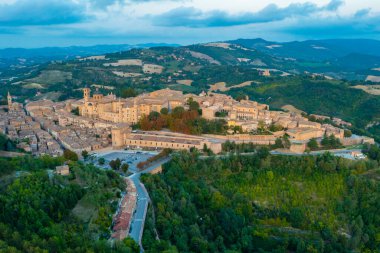 İtalyan şehri Urbino 'da gün batımı manzarası.