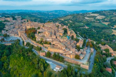 İtalyan şehri Urbino 'da gün batımı manzarası.
