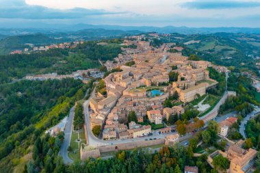 İtalyan şehri Urbino 'da gün batımı manzarası.