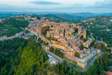 İtalyan şehri Urbino 'da gün batımı manzarası.