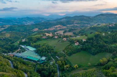 İtalya Urbino yakınlarındaki Marche bölgesinin dağlık arazisinde gün doğumu.