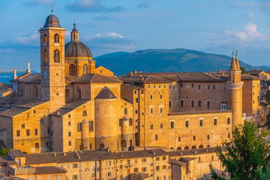Urbino, İtalya 'nın günbatımı manzarası.