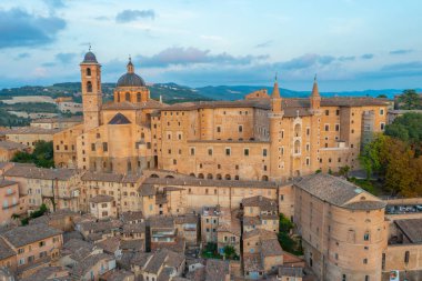 Urbino, İtalya 'nın günbatımı manzarası.