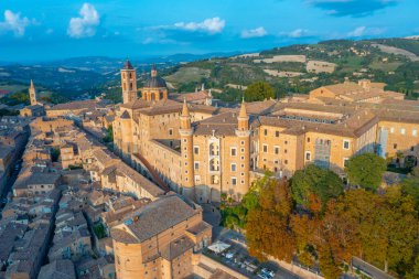 Urbino, İtalya 'nın günbatımı manzarası.
