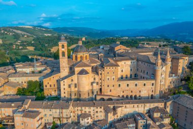 Urbino, İtalya 'nın günbatımı manzarası.