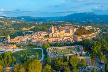 İtalyan şehri Urbino 'da gün batımı manzarası.