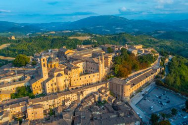 İtalyan şehri Urbino 'da gün batımı manzarası.