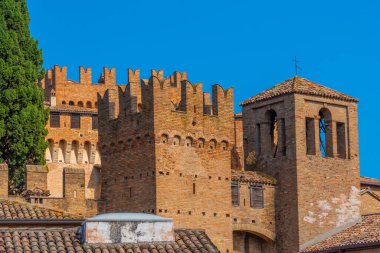 İtalya 'daki Gradara kalesinin tahkimatı.