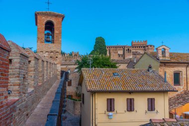 İtalya 'nın güneyindeki Castello di Gradara köyüne bakıyor..