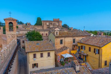 İtalya 'nın güneyindeki Castello di Gradara köyüne bakıyor..
