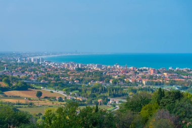 Adriyatik kıyısı Gradara, İtalya 'dan izleniyor.