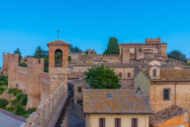 İtalya 'nın güneyindeki Castello di Gradara köyüne bakıyor..