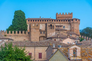 İtalya 'nın güneyindeki Castello di Gradara köyüne bakıyor..