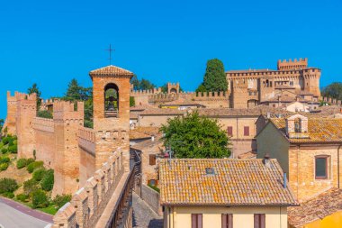 İtalya 'nın güneyindeki Castello di Gradara köyüne bakıyor..