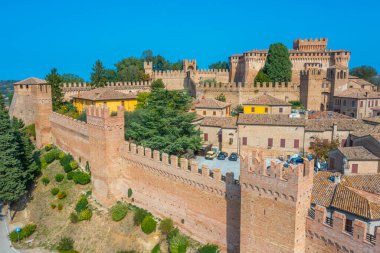 İtalya 'nın güneyindeki Castello di Gradara köyüne bakıyor..