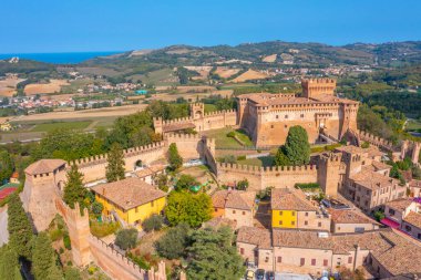 İtalya 'nın güneyindeki Castello di Gradara köyüne bakıyor..