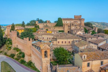 İtalya 'nın güneyindeki Castello di Gradara köyüne bakıyor..