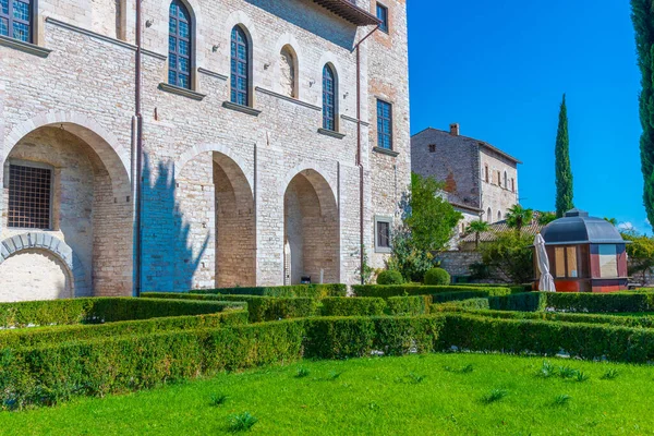 İtalyan kenti Gubbio 'da Giardini del Voltone.