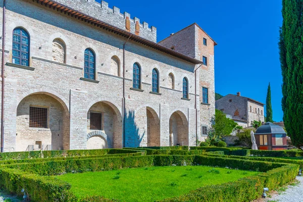 İtalyan kenti Gubbio 'da Giardini del Voltone.