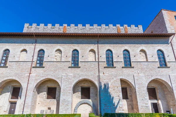 İtalyan kenti Gubbio 'da Giardini del Voltone.