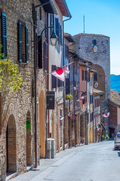 İtalya 'nın eski Gubbio kasabasında dar bir sokak..