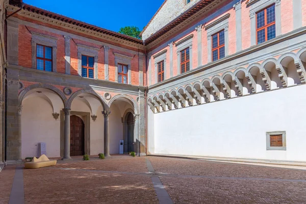 İtalya, Gubbio 'daki Palazzo Ducale' nin avlusunda..