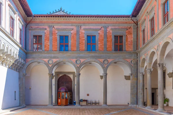 İtalya, Gubbio 'daki Palazzo Ducale' nin avlusunda..