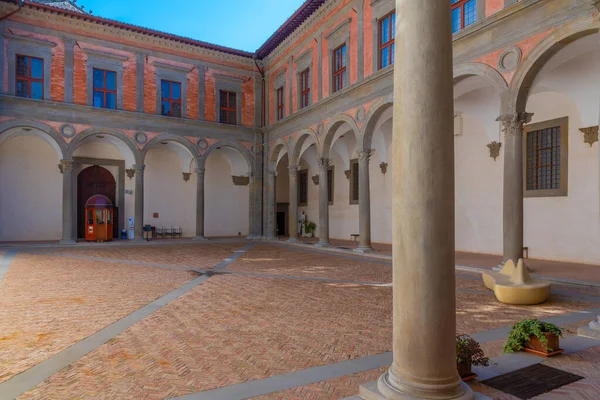 İtalya, Gubbio 'daki Palazzo Ducale' nin avlusunda..