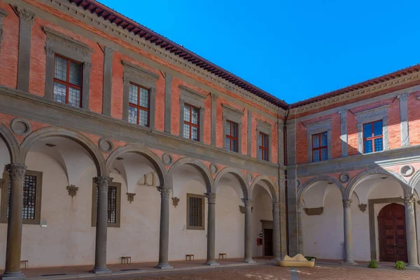 İtalya, Gubbio 'daki Palazzo Ducale' nin avlusunda..