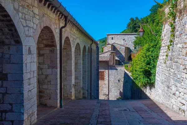 İtalya 'nın eski Gubbio kasabasında dar bir sokak..