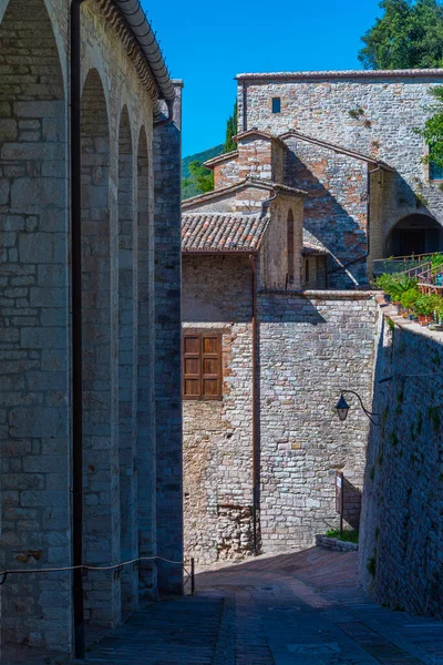 İtalya 'nın eski Gubbio kasabasında dar bir sokak..