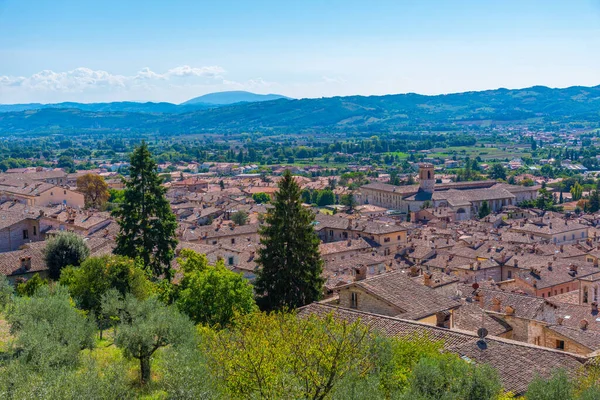 İtalyan kenti Gubbio 'nun çatılarının havadan görünüşü.
