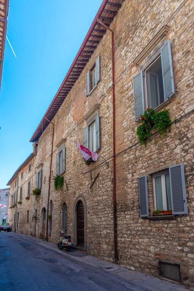 İtalya 'nın eski Gubbio kasabasında dar bir sokak..