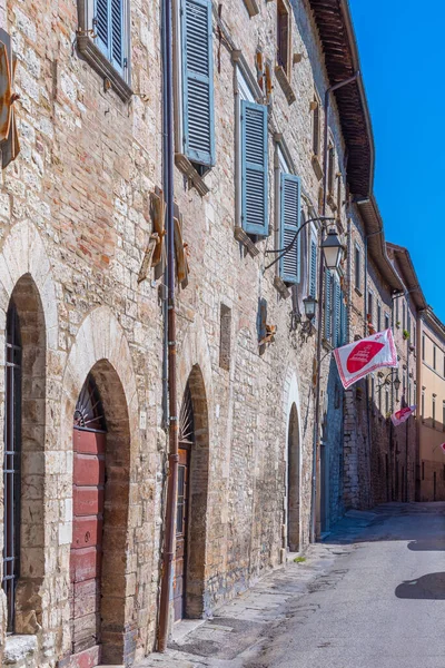 İtalya 'nın eski Gubbio kasabasında dar bir sokak..