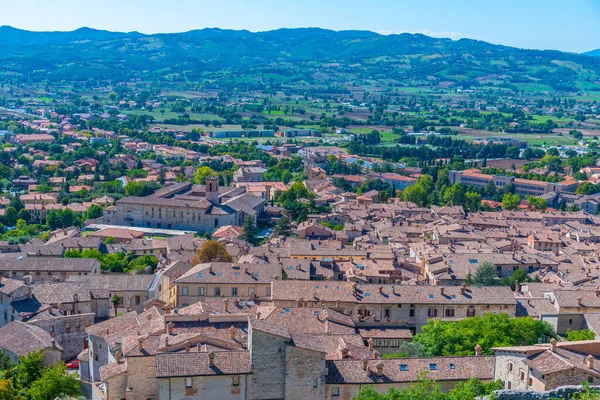 İtalyan kenti Gubbio 'nun çatılarının havadan görünüşü.