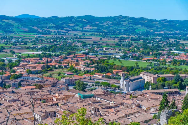 İtalyan kenti Gubbio 'nun çatılarının havadan görünüşü.