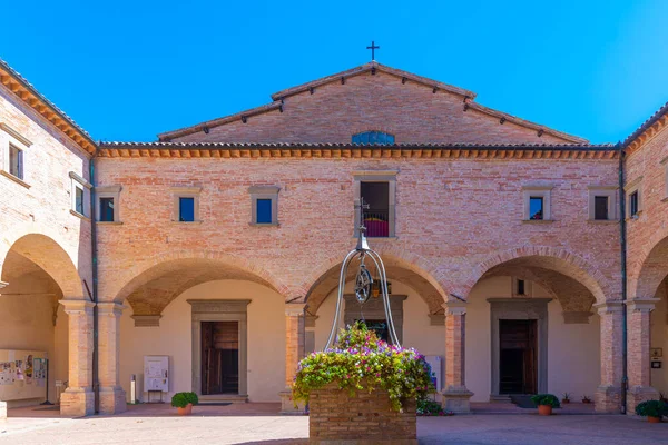 İtalya, Gubbio 'da Sant' Ubaldo Bazilikası 'nın avlusu.